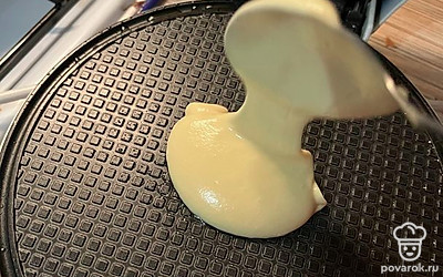 Разогреть вафельницу и выпекать (выкладывать по одной ложке теста).