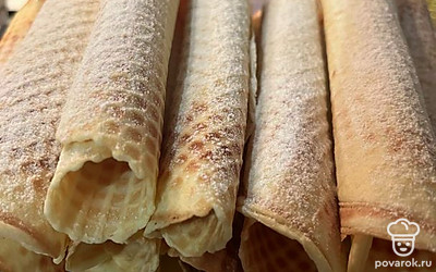 Перед подачей можно посыпать вафли сахарной пудрой и украсить их фруктами или ягодами. Приятного аппетита!