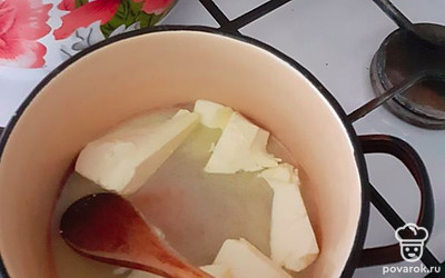 Сливочное масло растопить, лучше на водяной бане. 