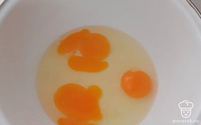 Яйца разбить в отдельную емкость. 