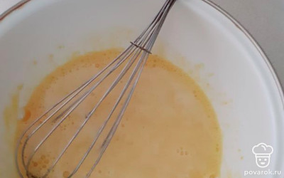 Выложить туда же растопленное сливочное масло и хорошенько все перемешать. 