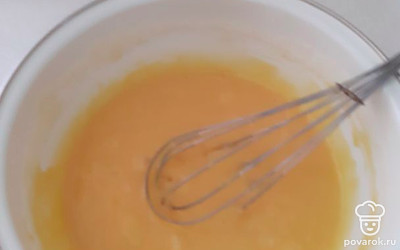 Взбить, чтобы не оставалось комочков. Консистенции должна получиться густой. 