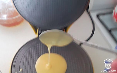 Выпекать в вафельнице, у меня электрическая. Выкладывать по 2 столовые ложки. 