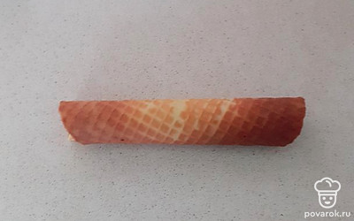 Как только приготовится, свернуть в рулет, пока горячий и гибкий. 