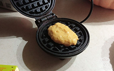 В разогретой вафельнице жарим вафли.