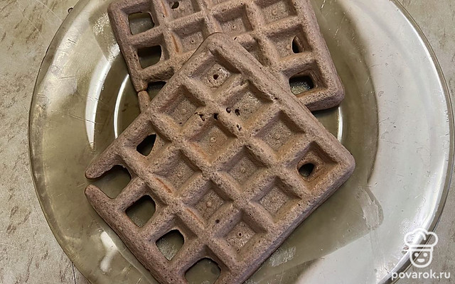 Румяные и пышные вафли с добавлением какао-порошка — Рецепт с фото