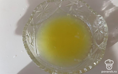 Маргарин растопите до жидкого состояния. 