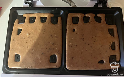 Равномерно распределите его по вафельнице и выпекайте вафли в течении пяти минут. 