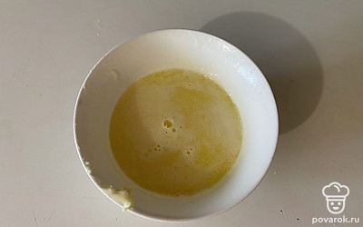 Растопите сливочное масло до жидкого состояния. 