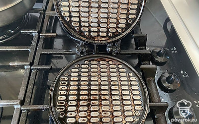 Форму для вафель смажьте маслом. 