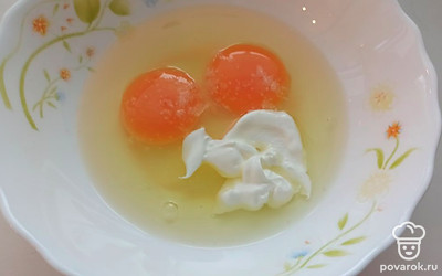 Яйца вбейте в миску, посолите и добавьте сметану. 