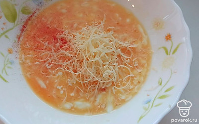 Сыр натрите на мелкой терке, добавьте паприку, перемешайте. 