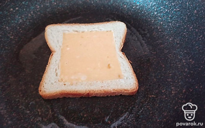 Вырежьте мякоть из тостового хлеба, влейте в центр тоста яичную смесь. Жарьте на растительном масле с двух сторон по 3 минуты. 