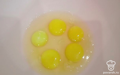 Разбиваем в миску 5 куриных яиц. Взбиваем миксером. 