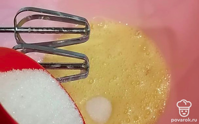 Добавим к яйцам сахар. Взбиваем миксером до полного растворения сахара. Добавляем ванилин. 