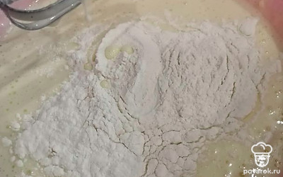 Постепенно вводим муку и продолжаем взбивать миксером до получения теста консистенции сметаны. 