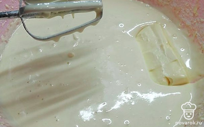 Добавляем сливочное масло. Ещё раз все тесто взбиваем. 