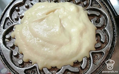 Разогреваем на газовой плите форму для вафель. Выкладываем 2.5 столовой ложки в форму и выпекаем на небольшом огне. 