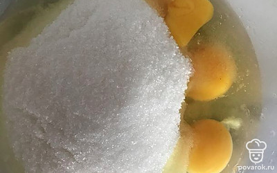 Взбейте яйца с сахаром. 