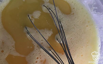 Растопите маргарин в микроволновке или на водяной бане. Влейте маргарин и масло в тесто. Смешайте до однородной массы. 