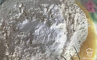 Добавьте муку, разрыхлитель и смешайте. Тесто должно получится густым.