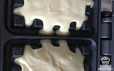 Разогрейте вафельницу. Выложите тесто. Выпекайте 2-3 минуты.