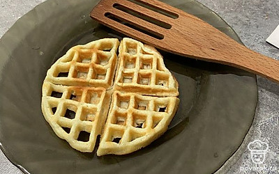 Можно подавать с вареньем или шоколадной пастой. 