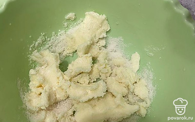 Растереть сливочное масло с сахаром. 