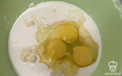 Добавить молоко и яйцо.