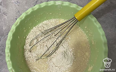 Добавить в полученную массу муку и перемешать до однородной массы.