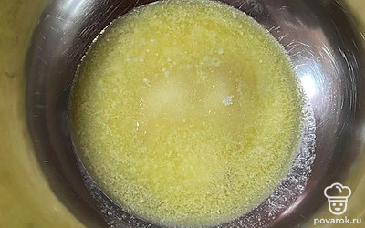 Растираем растопленное масло с сахаром.