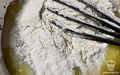 Вводим оставшиеся ингредиенты и муку, до состояния густой сметаны.