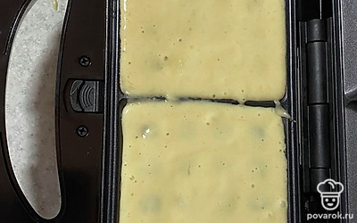 Разливаем в вафельницу.