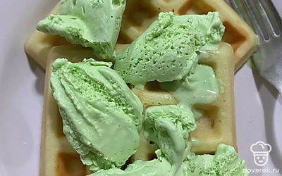 Перед подачей украшаем мороженым.