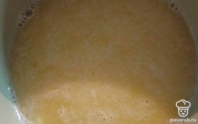 Яйца взбить с сахаром.