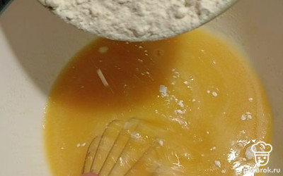 Добавить растопленный маргарин, ванилин, гашеную соду. Постепенно всыпать муку.