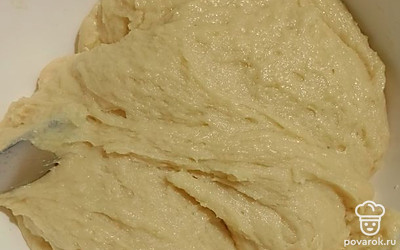 Тесто должно получиться липким, но не жидким. Можно выпекать вафли.