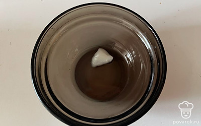 Кокосовое масло растопите в микроволновке до жидкого состояния. 