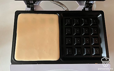 Вылейте тесто в вафельницу и обжаривайте ее в течении 5-8 минут. 