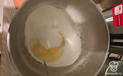 Смешиваем муку, яйца и разрыхлитель.