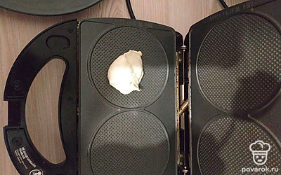 Выкладываем в вафельницу и выпекаем красивые вафельницы.