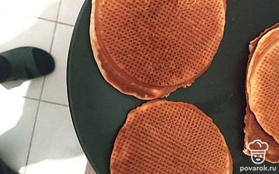 Перед подачей можно украсить взбитыми сливками и ягодами.