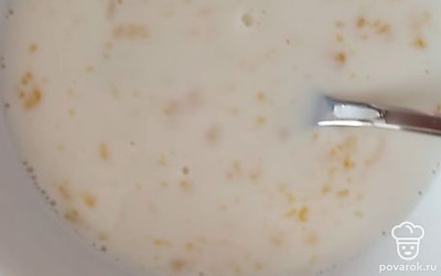 Смешиваем яйцо, молоко, соль вилкой. Делаем болтушку. Параллельно нарезаем батон и сыр.