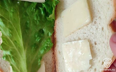 Укладываем на кусок батона сыр. Можно добавить зелени, помидор для вкуса. Накрываем сверху вторым куском батона и окунаем в болтушку из яйца и молока.