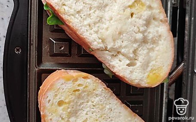 Выкладываем батон в вафельницу, накрываем и ждем примерно 7-8 минут, пока батон не схватится. 