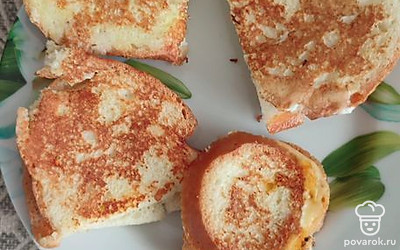 Если у вас нет вафельницы, можно обжарить батон на сухой, хорошо разогретой сковороде, но с обеих сторон. Получается так же вкусно! 