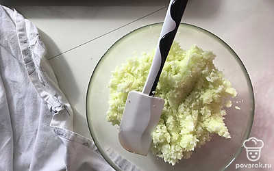 Пробейте блендером кабачок или натрите на крупной терке, посолите.