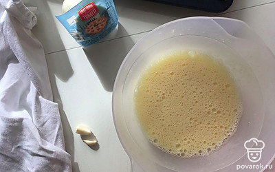 Яйца взбейте миксером.