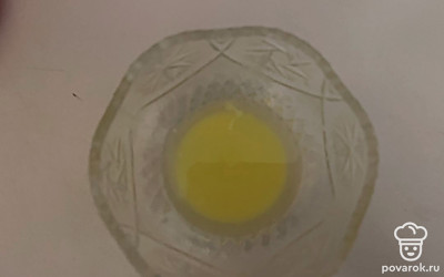 Сливочное масло растопите до жидкого состояния. 