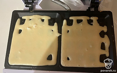Равномерно распределите тесто по вафельнице и обжаривайте вафли в течении пяти минут. 